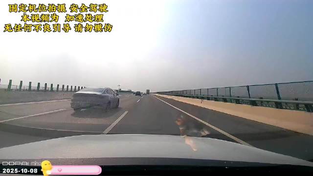 宝马X3高速狂飙见车就超，引擎轰鸣操作行云流水