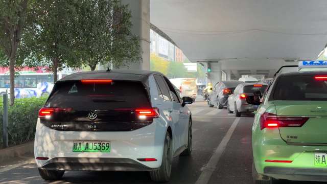 出租车与大众ID3争执堵路，警方呼吁拒绝路怒