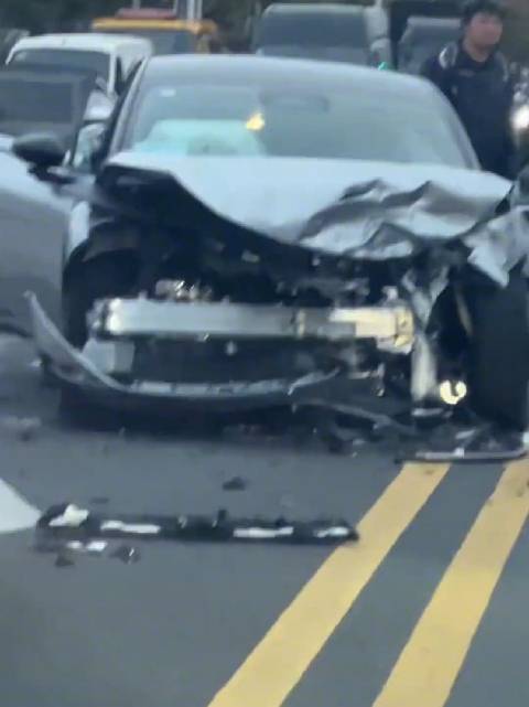 双黄线上车辆被撞面目全非,视频车反应引争议