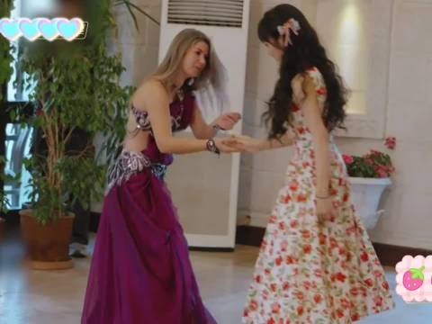 张艺凡演我看田曦薇跳肚皮舞，小田随便扭两下就这样迷倒一片啦