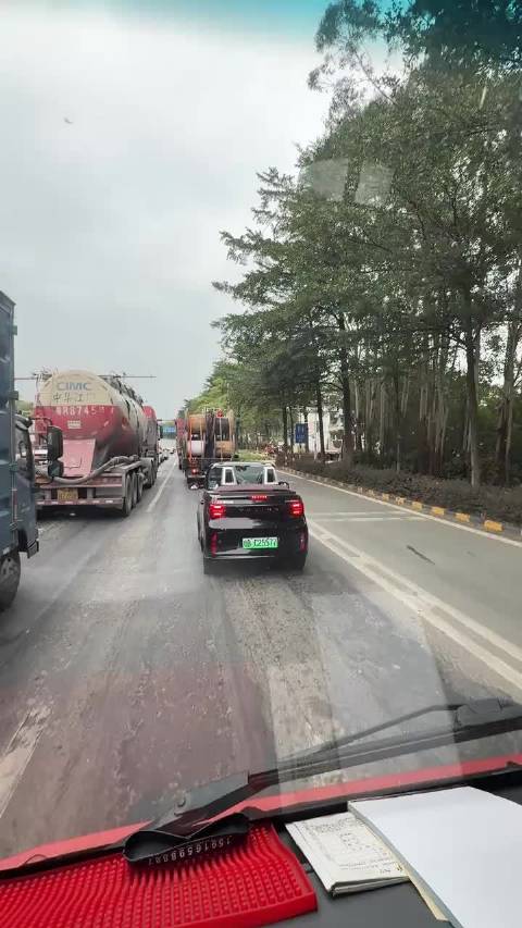 入门级车型，也是有顶配天花板的！ 看看这台五菱敞篷，人民需要它！