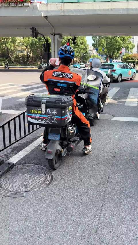 我说怎么这么眼熟，这不就是迈凯轮队服平替吗，那骑手的电摩就是F1了