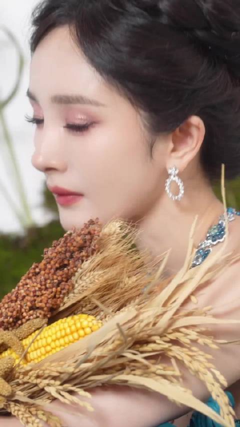 清眸流转间漾开雾感光泽，自带清冷矜贵气场，似浸在月光里的琉璃，氛围感拉满