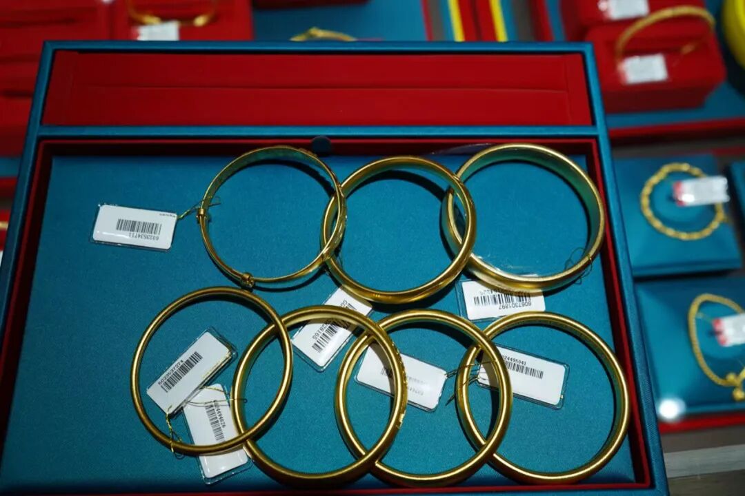 女子一口气购买130克黄金!店主报警……