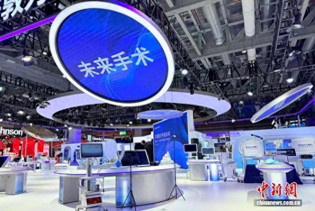 11月4日，第八届进博会开放“媒体探馆”。图为医疗器械及医药保健品展区。 奚金燕 摄