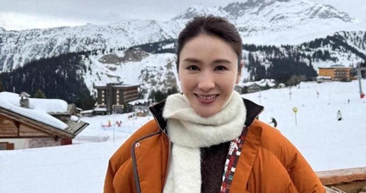 黎姿在国外度假带火了秋冬新穿搭：短款羽绒服+皮裤，时髦又减龄