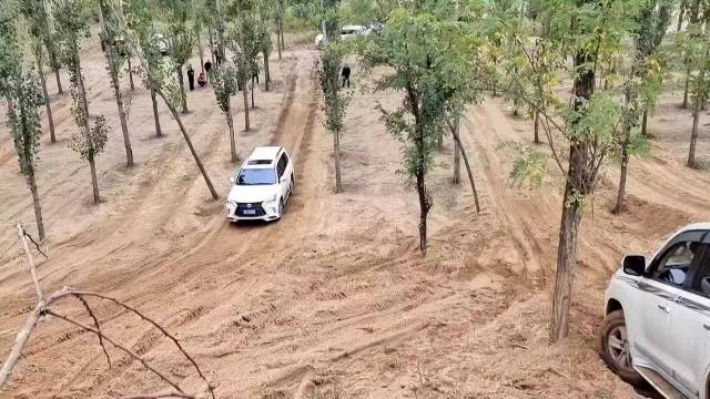 雷克萨斯570挑战沙土坡！