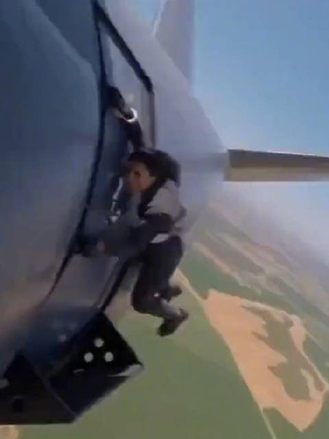 美国女博主徒手扒飞机模仿碟中谍名场面