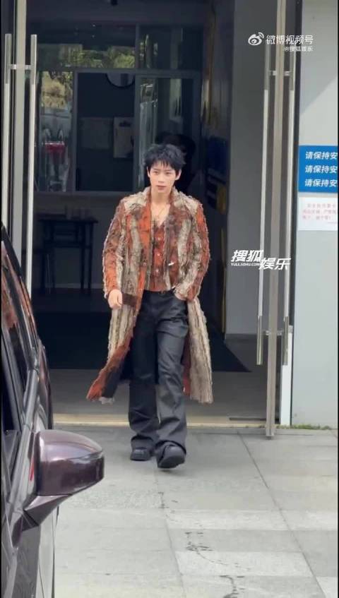 好久不见的魏晨来喽～状态还是不错的很帅，就是穿的怎么像个鸡毛掸子啊