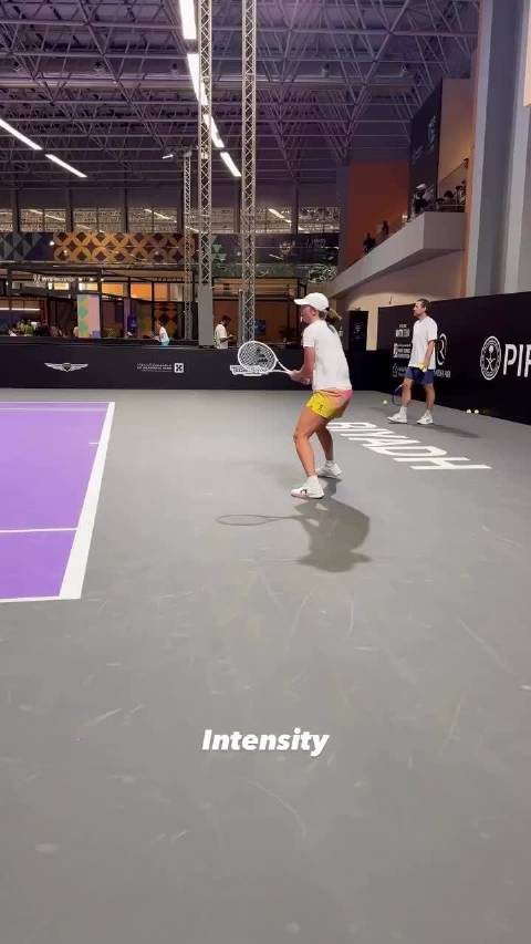 斯瓦泰克的脚下真利落 垫步、小碎步调整都非常快且连贯