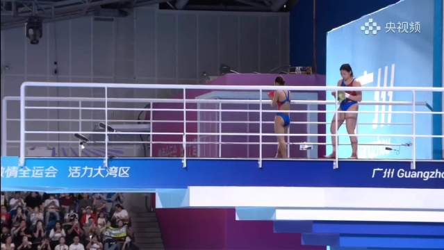 全红婵带伤出战全运会预赛，陈若琳现场指导