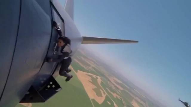 33岁网红米歇尔哈里复刻碟中谍高空特技，时速260公里抓C130运输机