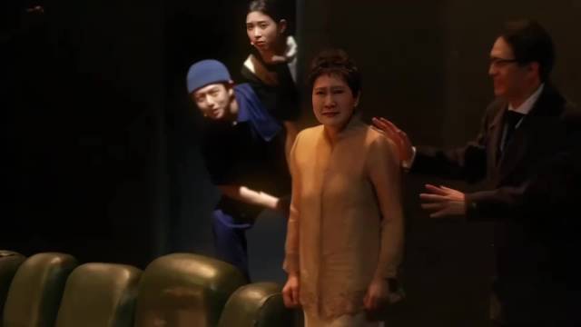 张凯丽回应63岁穿黑丝争议，称穿什么是个人自由