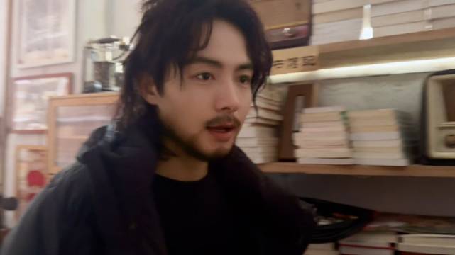 长发的不一定是杂志大王@馬天宇 ，也可能是流浪汉 马天宇荀未来