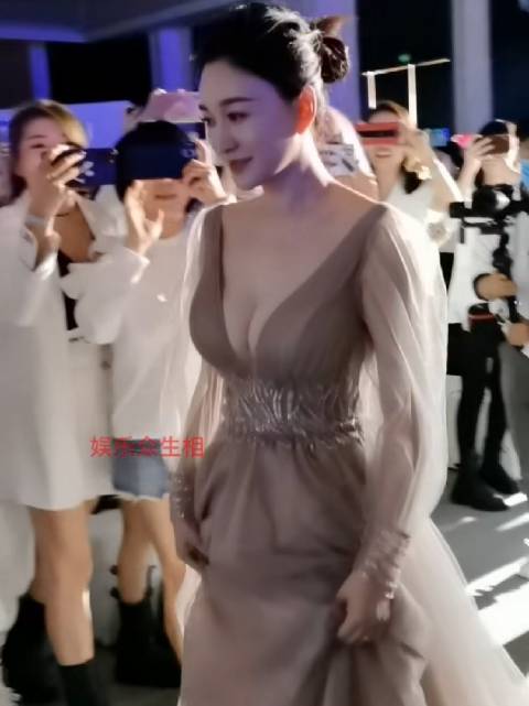 李小冉身材真好，直角肩、冷白皮都是先天的