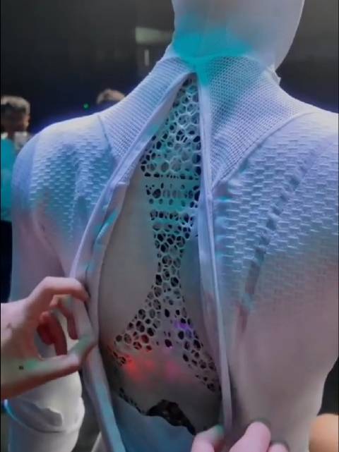 何小鹏脱衣展示机器人细节回应质疑