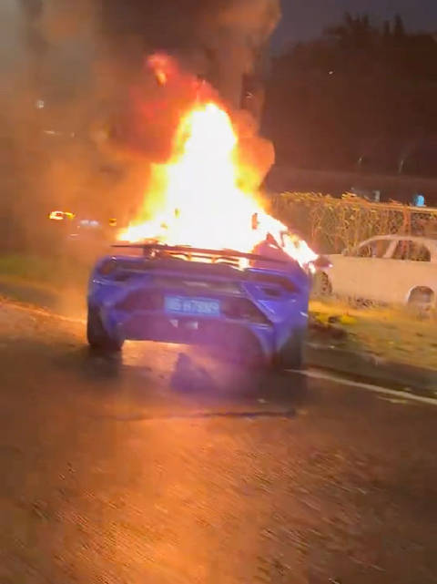 成都三环路绿化带 兰博基尼起火损毁严重