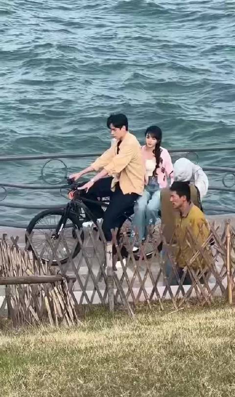 田曦薇胡一天海边骑车路透曝光，互动自然景致宜人