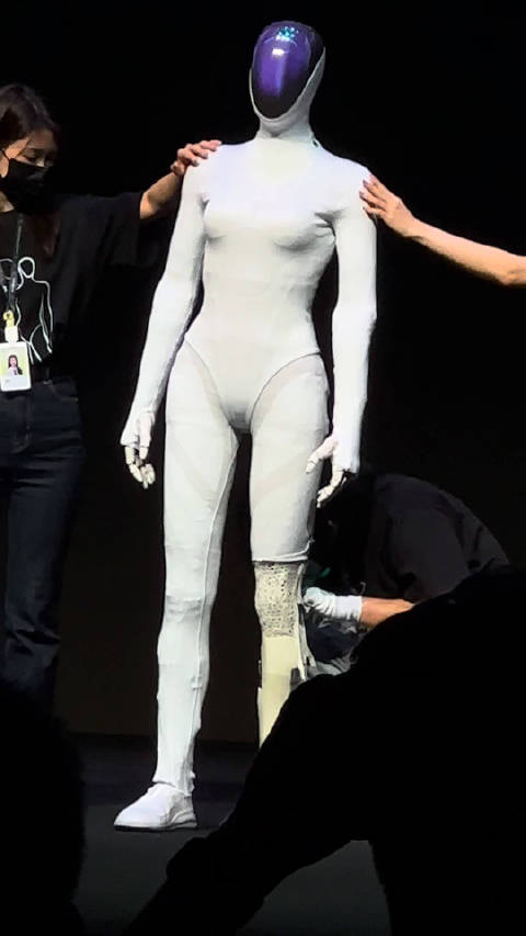 为了证明机器人里没有人，小鹏现场剪开了机器人的图，现场看，还真有些悲壮