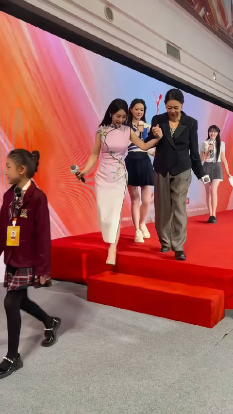 柳岩穿旗袍气质到位，不过看的出来年纪到了，该垮的还是垮了，托不住了