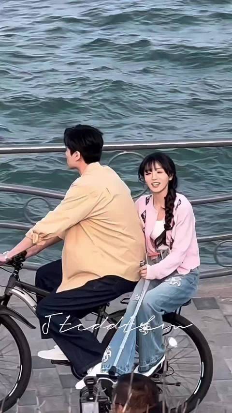 田曦薇胡一天《天才女友》海边自行车路透