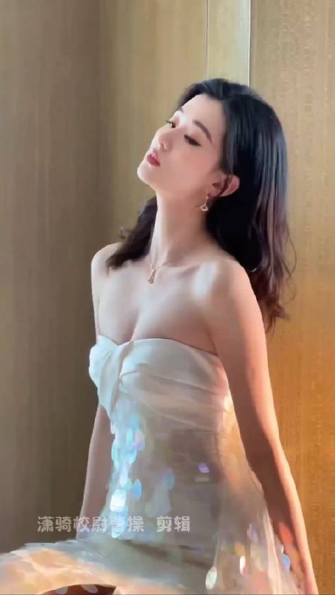 我始终都觉得她特别美，而且身材特别好，欢乐颂里面关雎尔演的也可好了