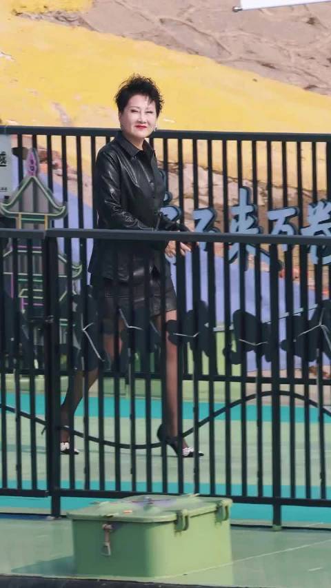 张凯丽回应63岁穿黑丝争议，称年龄不应限制追求美