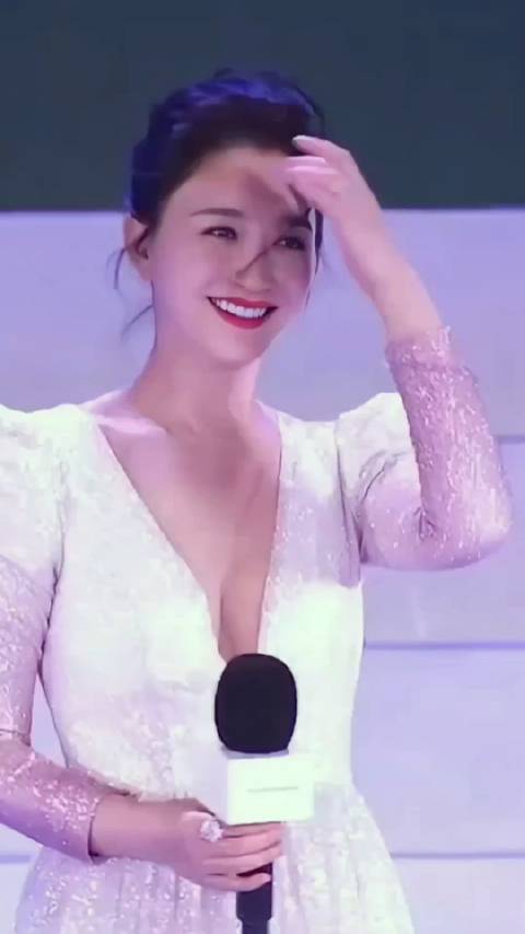 李小冉活动现场路透，姐姐真的太美了