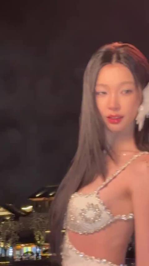 烟花下的易梦玲好美 审美水平真的很高，每次活动都让人眼前一亮