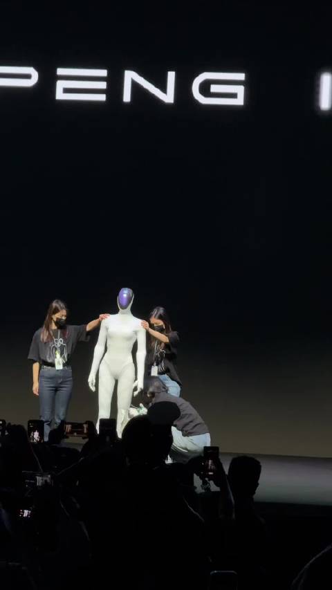 小鹏工程师剪开机器人软骨骼验证非人扮演