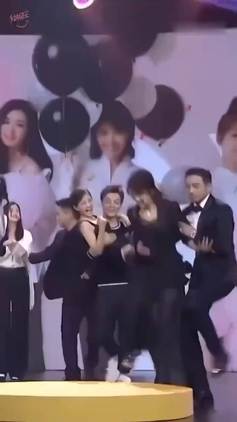 小包总和刘涛到底是什么关系啊，竟然可以随便抱？