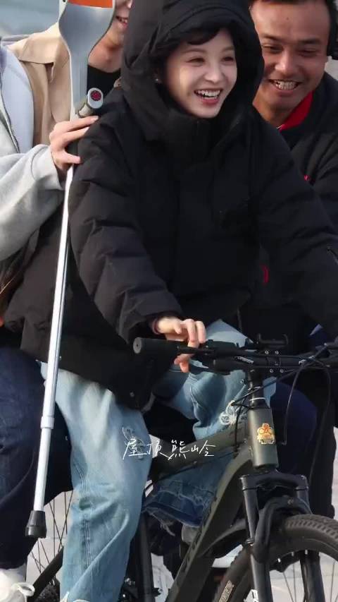 《天才女友》田曦薇骑车载胡一天路透，笑得好开心啊，期待早日和新作品见面