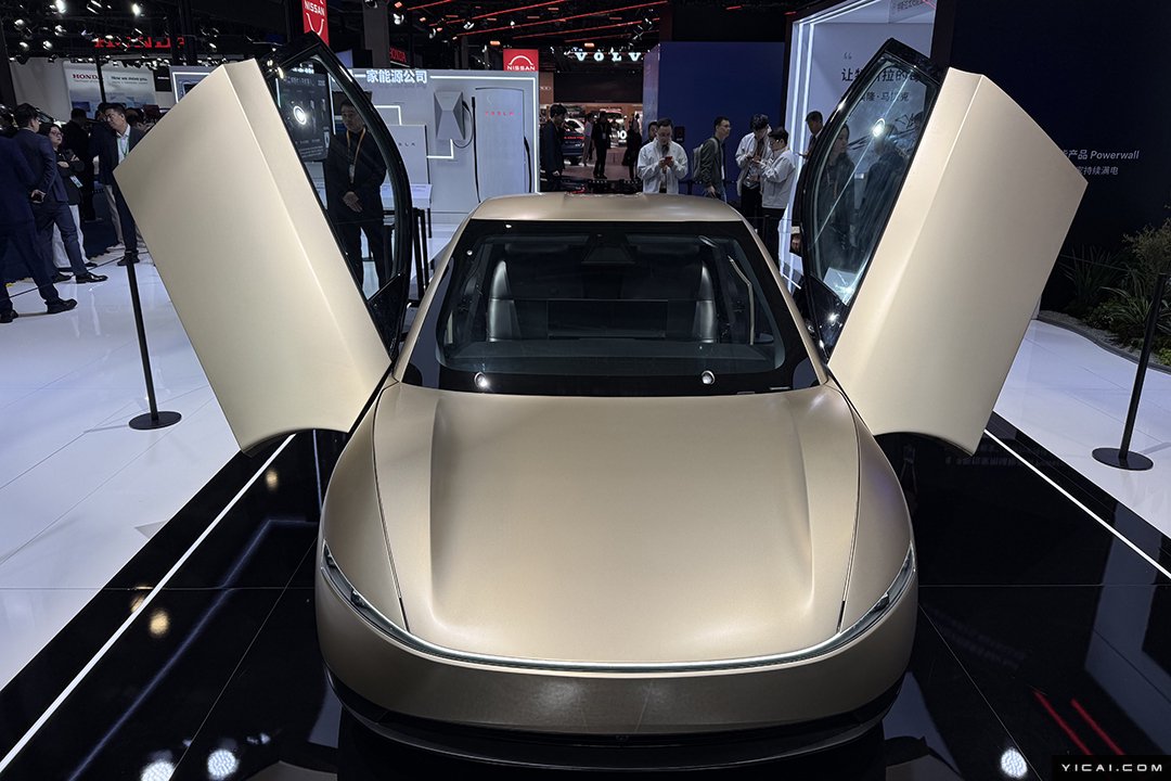 进博会汽车及智慧出行展区科技感十足 “全勤生”首秀车型集结