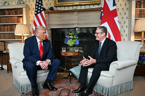 美国特朗普“大张腿坐姿”引发争议，粉丝将其与“跷二郎腿”的奥巴马作对比