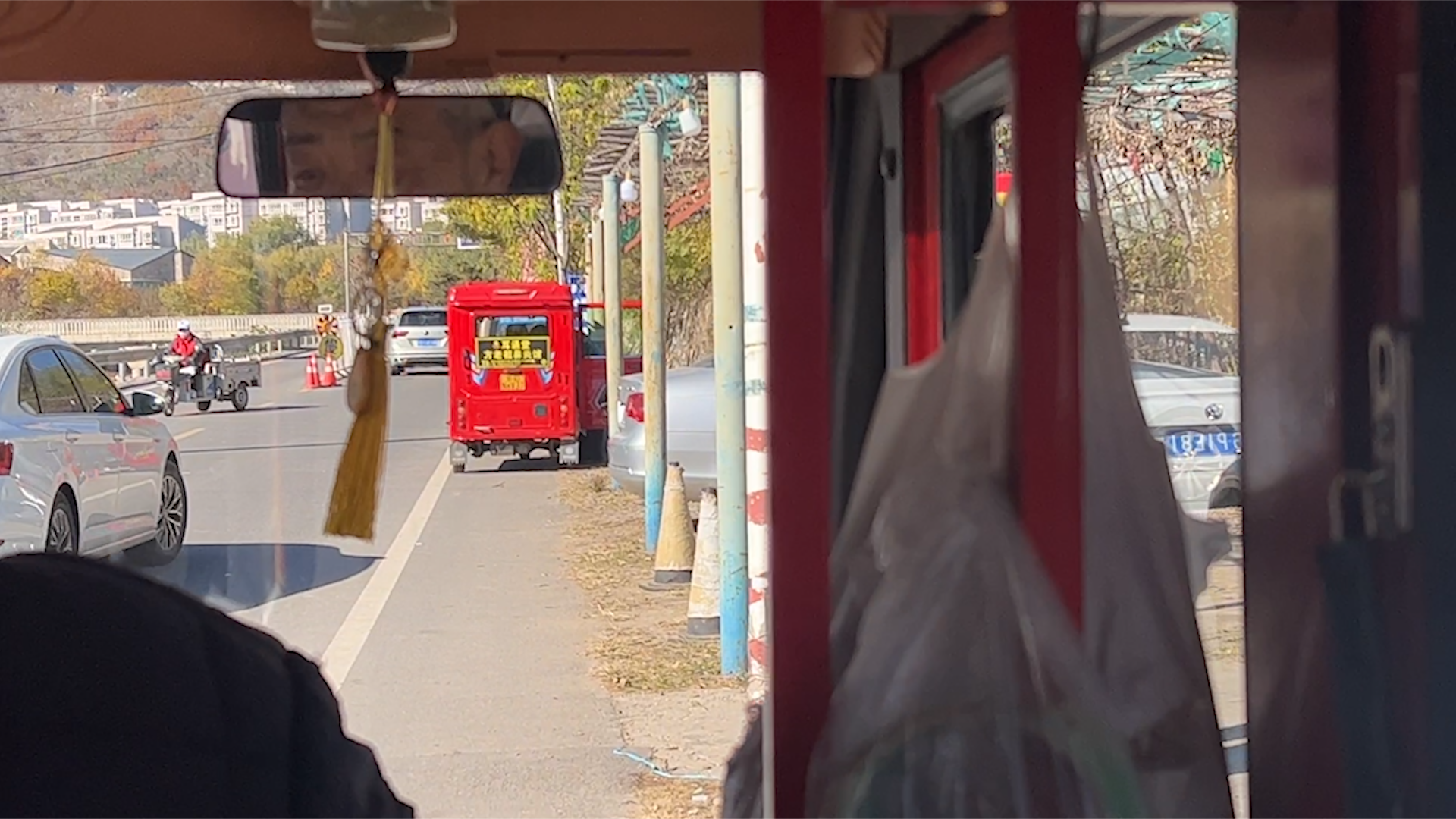記者搭乘的電動三輪車停在了距離景區1號停車場約200米的位置。新京報記者 劉婧瑜 攝
