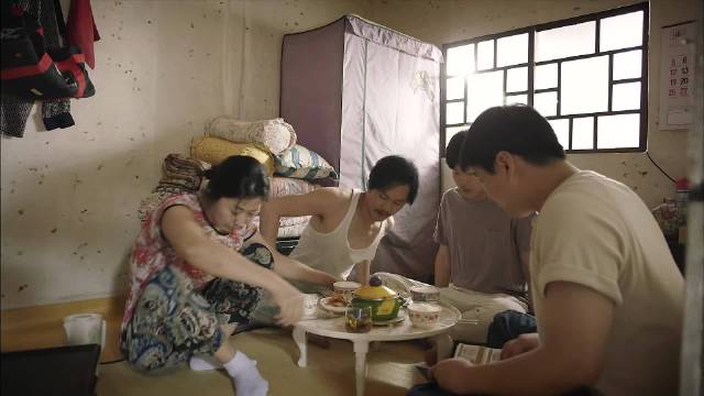 贫困家庭因一顿豆腐感动落泪，邻居送菜温暖相助