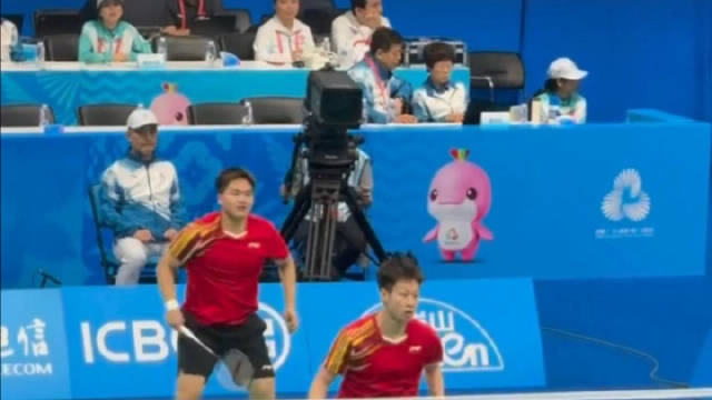 梁伟铿任翔宇组合2:0胜对手，十五运会羽毛球男团决赛激战