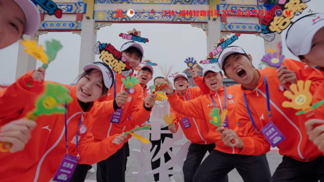 南昌马拉松领物现场志愿者暖心服务