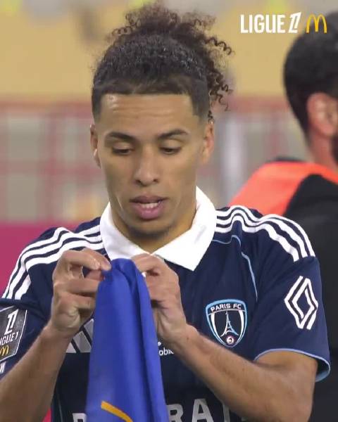 巴黎FC球员凯巴尔拼抢拔起角球杆，双方合力复位