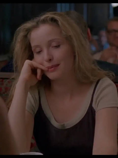 我喜欢在我看向别处时，他的目光落在我的身上