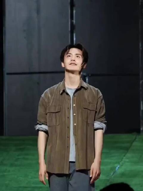 两人一起演过舞台剧《寄生虫》，一起录过综艺，是关系很好的兄妹