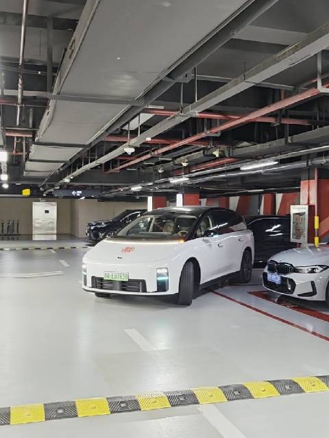 理想i8离车泊入功能获赞，用户建议优化触发逻辑