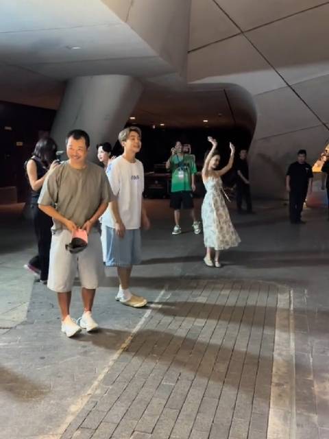 马天宇蒋依依机场偶遇互动亲密