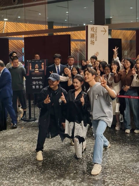 马天宇蒋依依机场偶遇了，两人好可爱，㊗️话剧《寄生虫》演出顺利！