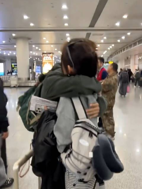 马天宇机场偶遇蒋依依飞奔拥抱喊我喜欢你好久