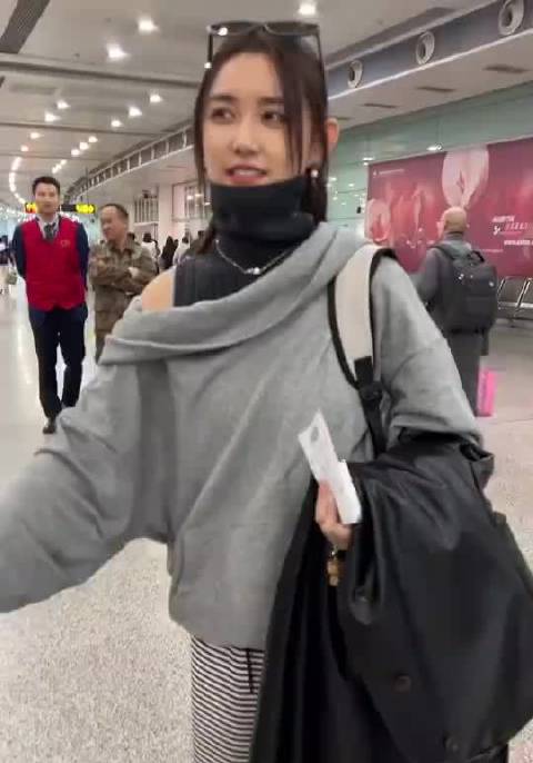 马天宇蒋依依机场偶遇拥抱