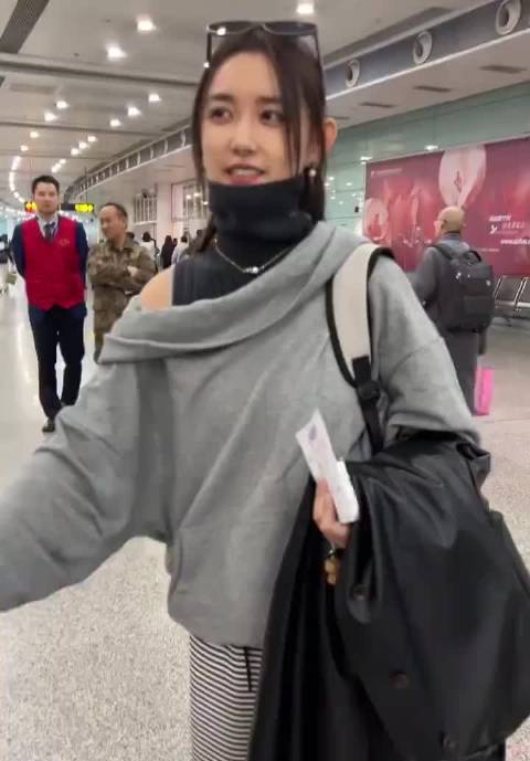 马天宇机场小跑迎接蒋依依，兄妹重逢画面治愈