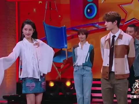 李沁这段昆曲太惊艳了！连很少笑的王一博都被撩到笑了， 李沁