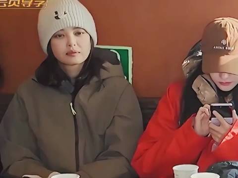 赵昭仪：辛芷蕾，把你手机拿来，怼上！辛芷蕾：你别碰我！ 搞笑