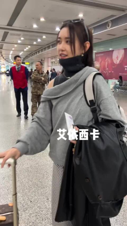 马天宇蒋依依机场偶遇，两人来了一个大大的拥抱！兄妹感情好好啊！